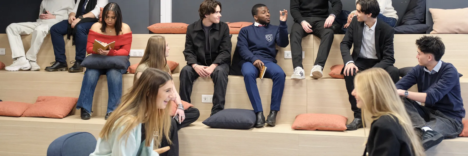 Étudiants de l'EDC Paris Business School réunis sur les gradins du campus