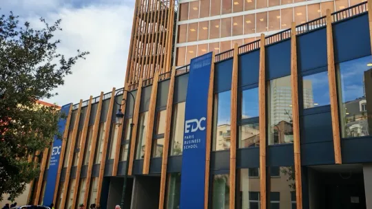 Façade du campus de l'EDC Paris Business School à Puteaux