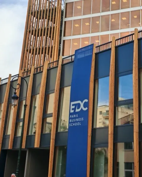 Façade du campus de l'EDC Paris Business School à Puteaux